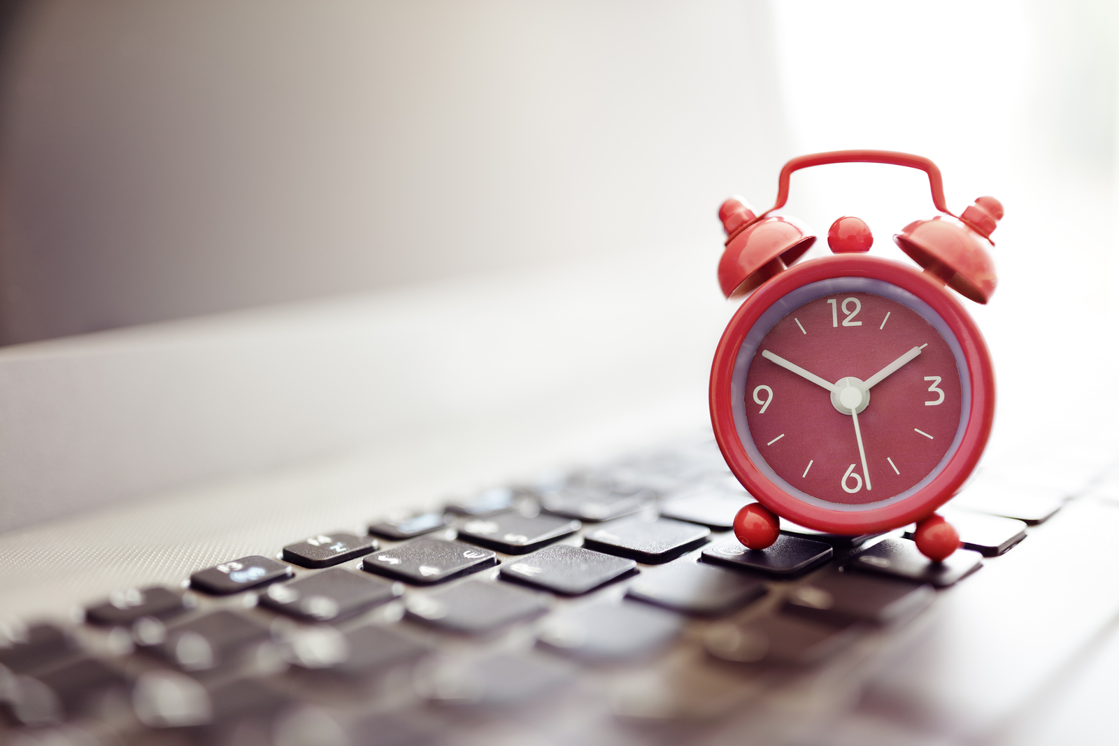 alarm-clock-on-laptop-concept-for-business-deadline-schedule-an