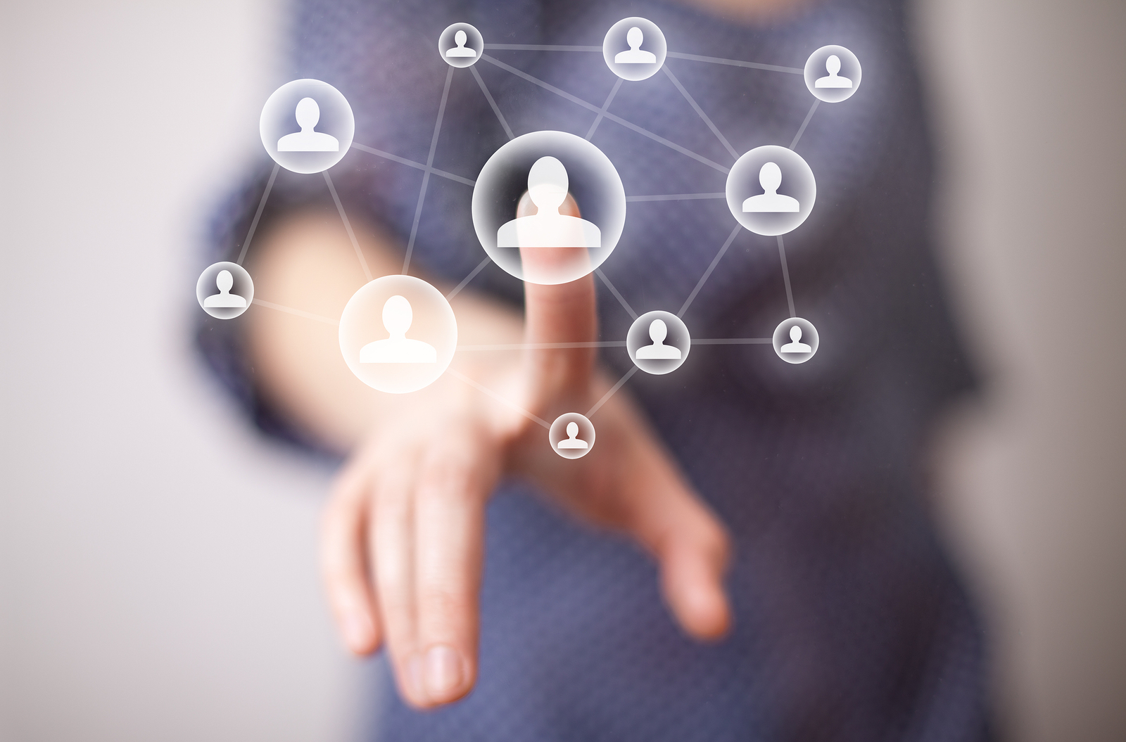hand-pressing-social-media-icon