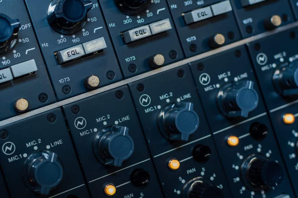 steve-harvey-9zy0NhHPyfc-unsplash knobs on sound controller